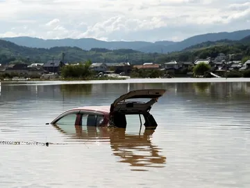 Un coche hundido tras las lluvias torrenciales que han dejado precipitaciones récord en varias regiones Un coche hundido tras las lluvias torrenciales que han dejado precipitaciones récord en varias regiones