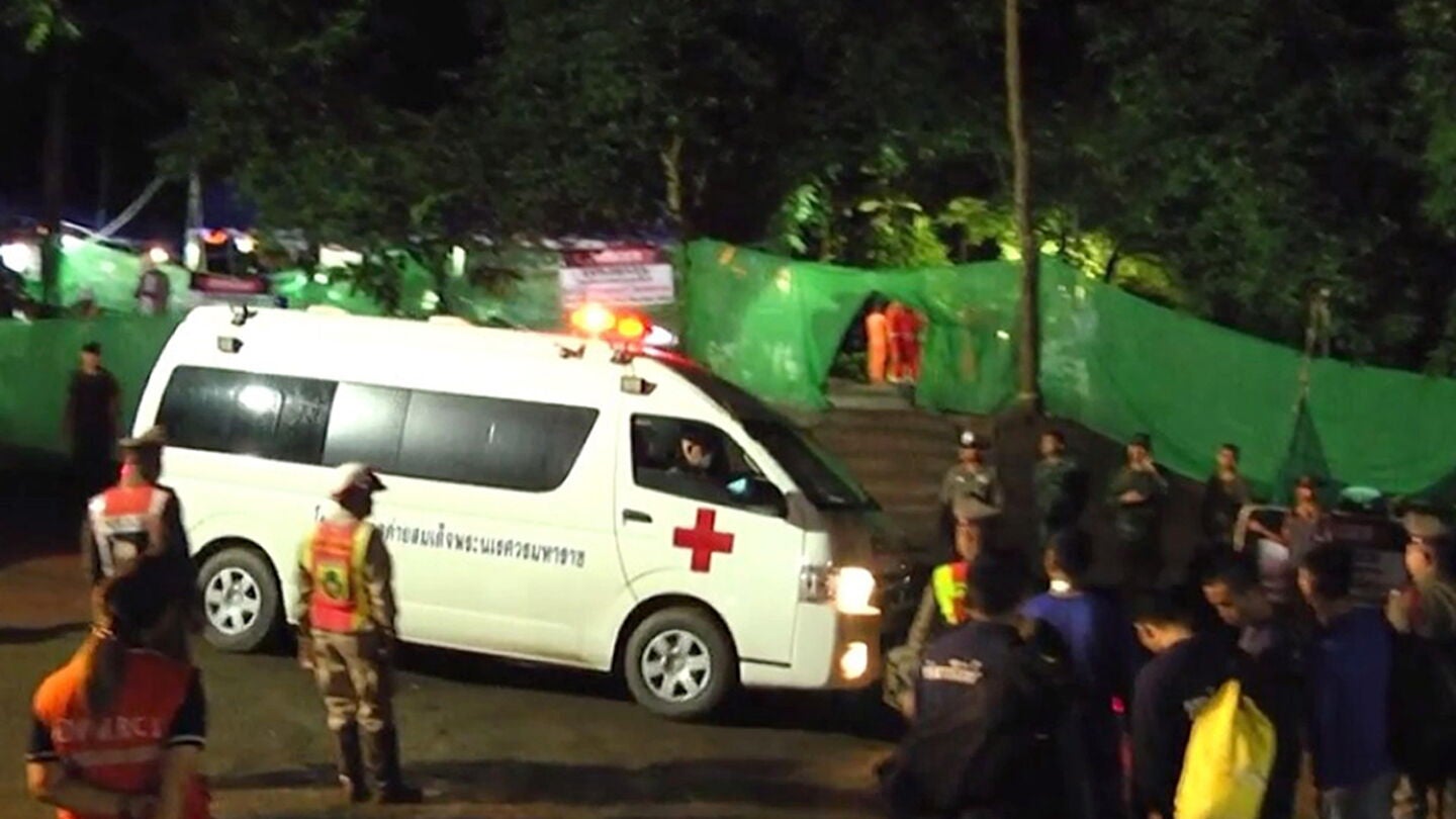 Operativo de emergencias en la entrada a la cueva donde est&aacute;n atrapados los menores