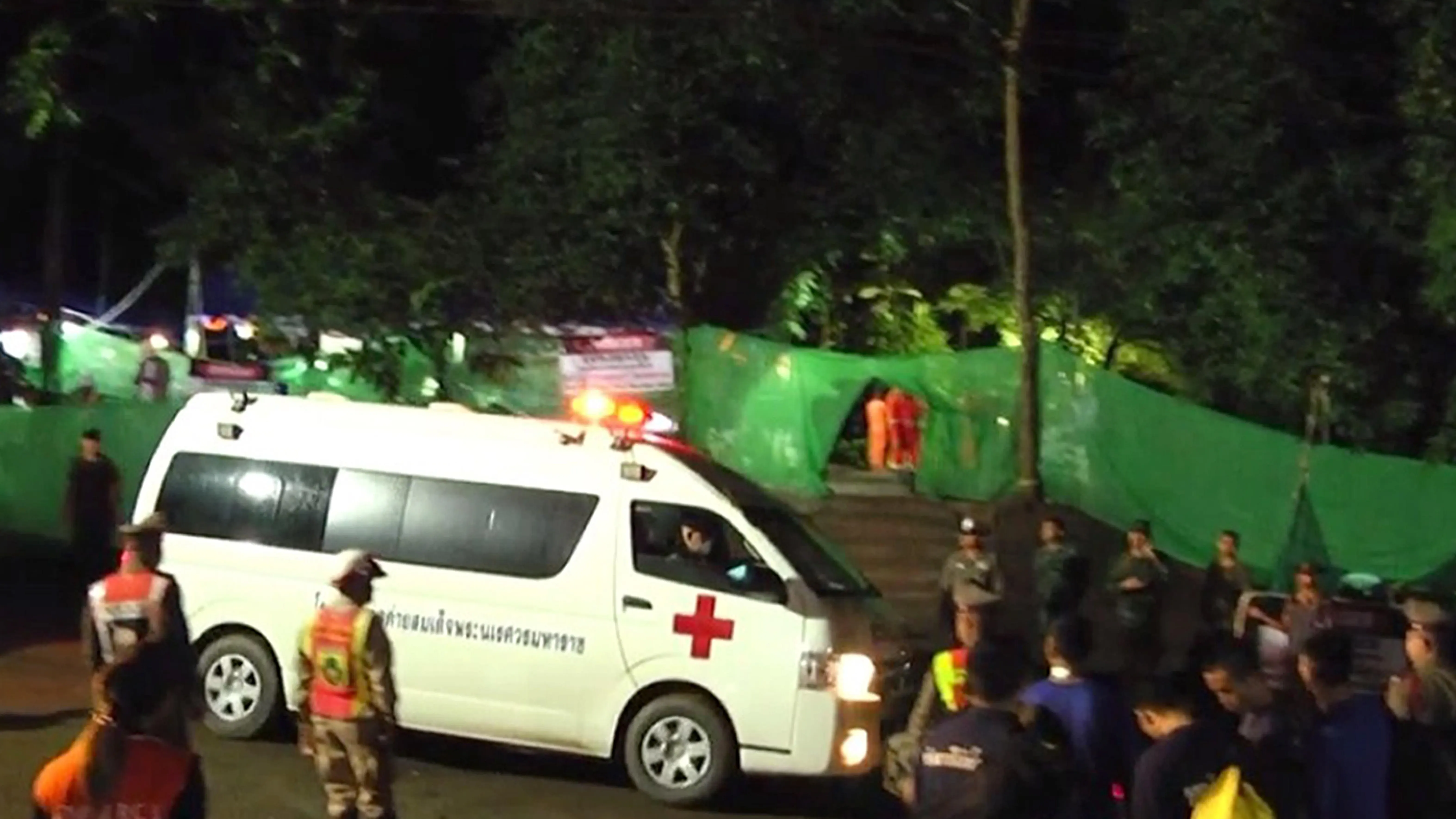 Operativo de emergencias en la entrada a la cueva donde están atrapados los menores