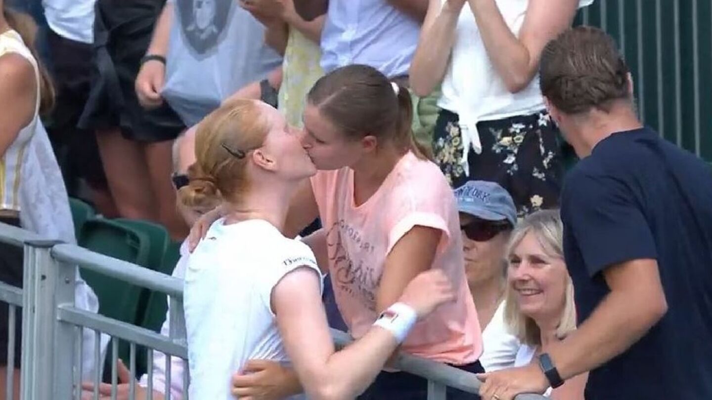 Alison Van Uytvanck se besa con su novia tras ganar el partido