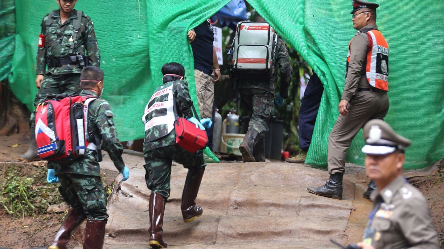 Personal m&eacute;dico accede a una zona restringida durante el rescate en Tailandia