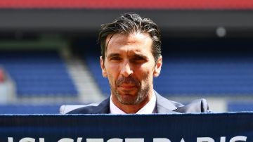 Buffon en su presentación con el PSG