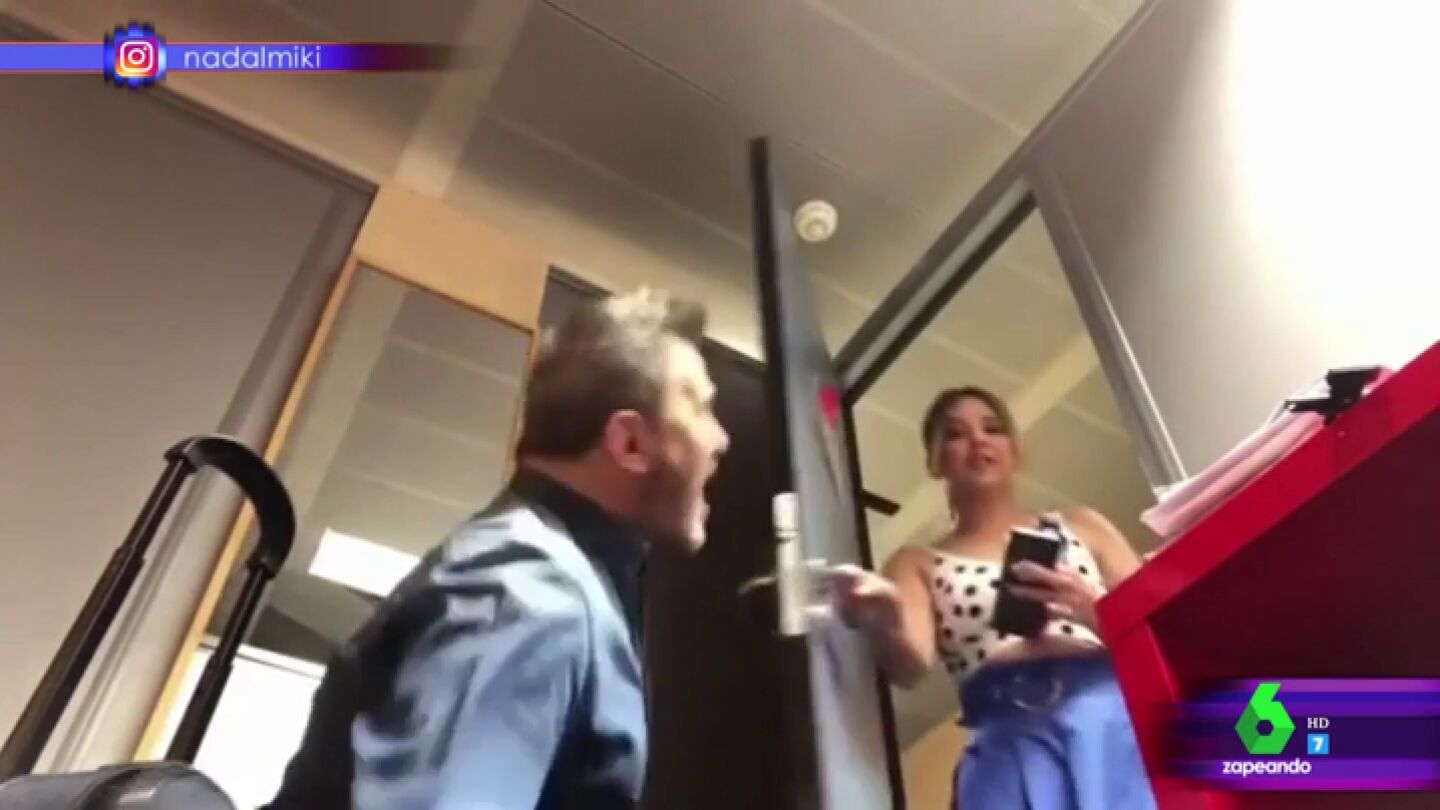 La impactante reacci&oacute;n de Chenoa tras ser asustada por Miki Nadal fuera de c&aacute;maras