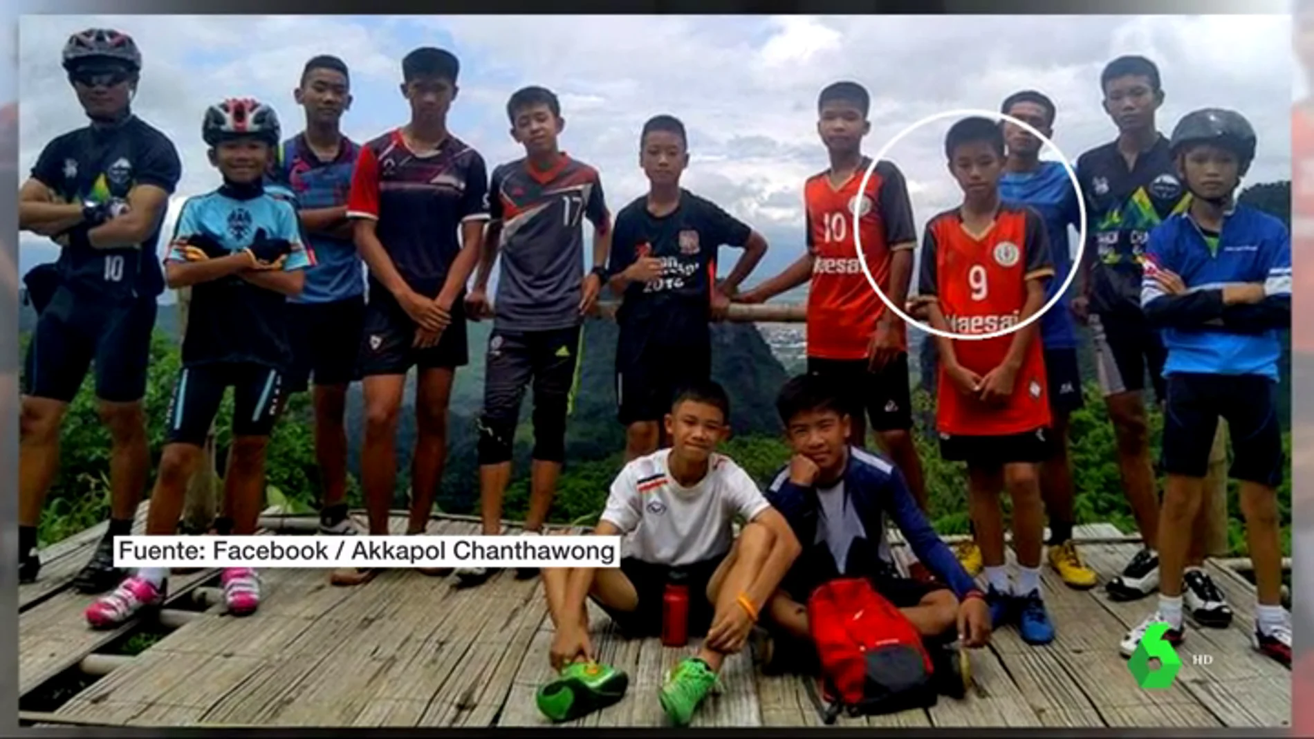 Imagen del equipo de niños atrapado en la cueva de Tailandia