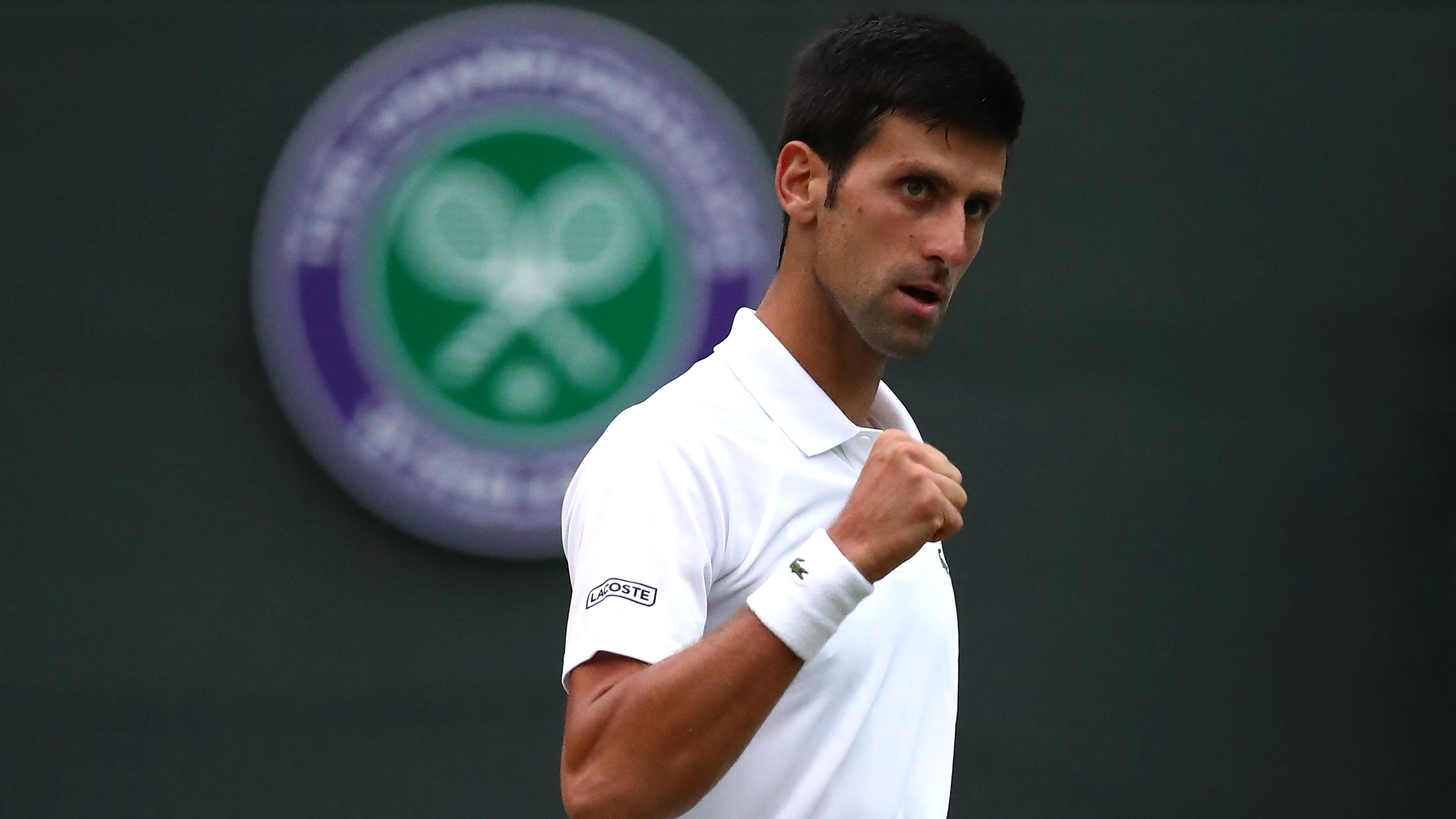 Djokovic celebrando un punto ante Khachanov