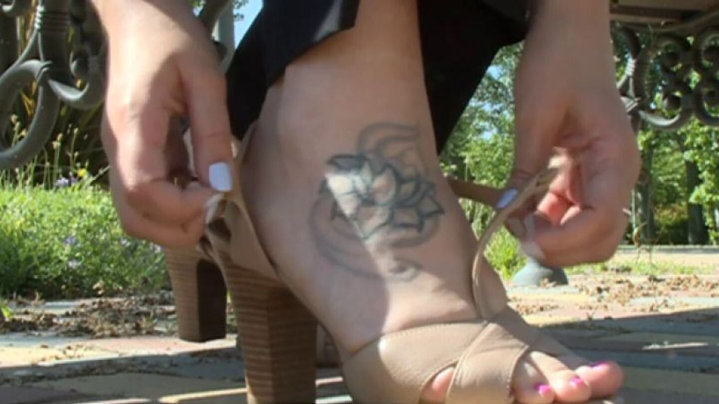 Tatuaje en el pie de una opositora a militar
