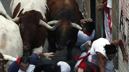 Los toros de la ganadería gaditana Cebada Gago enfilan la calle Estafeta en el tercer encierro de San Fermín 2018 Los toros de la ganadería gaditana de Cebada Gago enfilan la calle Estafeta en el tercer encierro de San Fermín 2018
