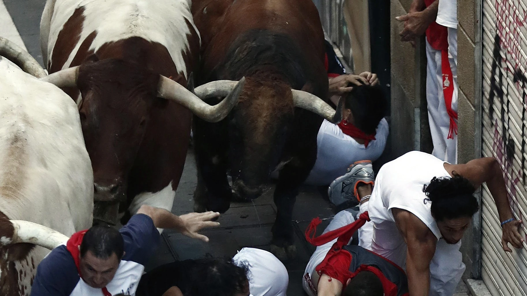 Los toros de la ganadería gaditana de Cebada Gago enfilan la calle Estafeta en el tercer encierro de San Fermín 2018