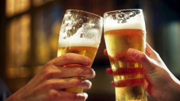 Dos vasos de cerveza