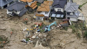 Los equipos de rescate japoneses escavan entre los escombros para encontrar supervivientes tras lluvias torrenciales