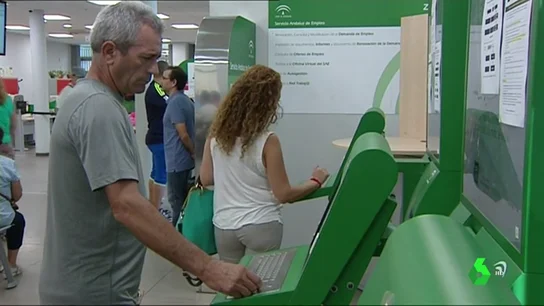 Un hombre en las oficinas de empleo Un hombre en las oficinas de empleo