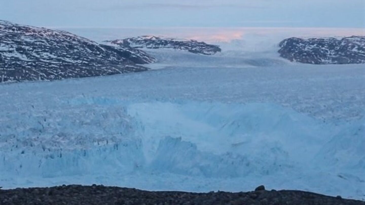 Iceberg separ&aacute;ndose de Groenlandia