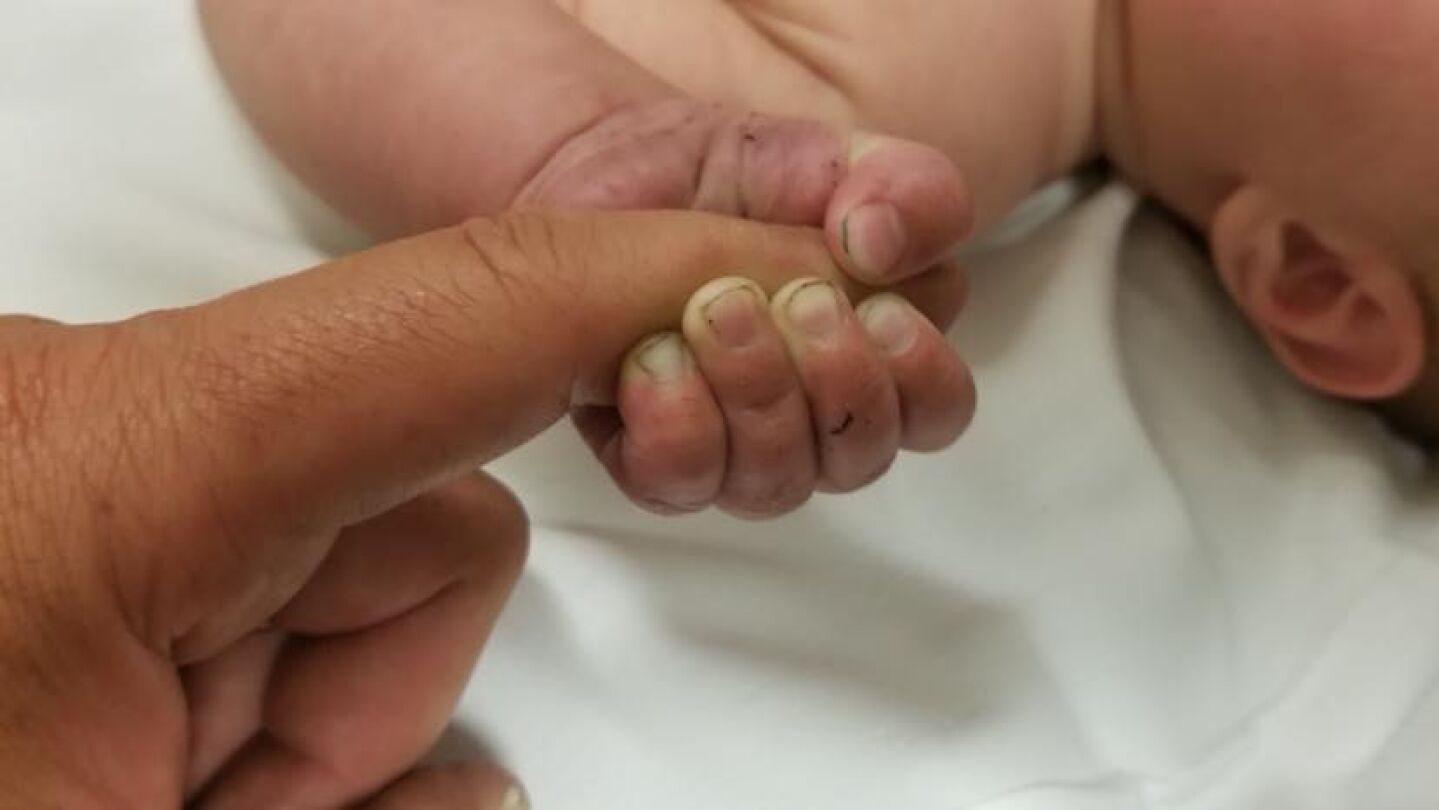 Una madre da a luz en pleno vuelo