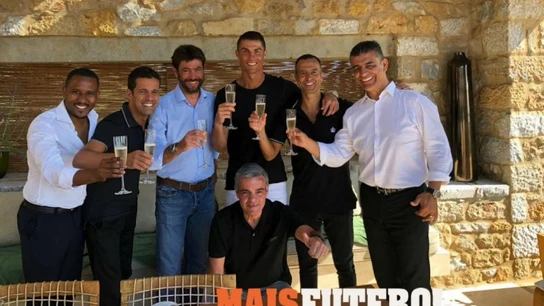 Cristiano junto a Mendes y Agnelli tras cerrarse su marcha a la Juventus Cristiano junto a Mendes y Agnelli tras cerrarse su marcha a la Juventus