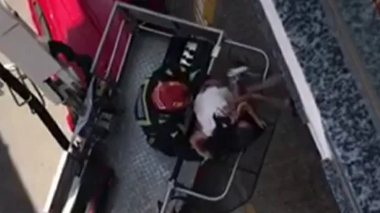 Los bomberos rescatan a una niña que quedó atrapada en el balcón Los bomberos rescatan a una niña que quedó atrapada en el balcón