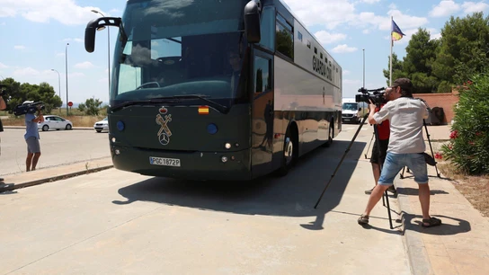 El autobús de la Guardia Civil que transporta a los exconsellers catalanes de Presidencia Jordi Turull, de Interior Joaquim Forn y de Territorio Josep Rull  El autobús de la Guardia Civil que transporta a los exconsellers catalanes de Presidencia Jordi Turull, de Interior Joaquim Forn y de Territorio Josep Rull