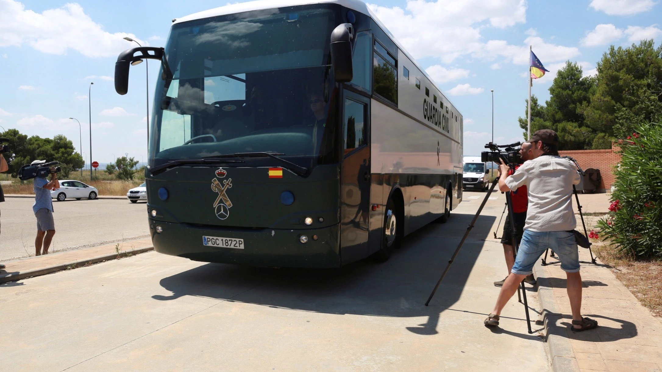  El autobús de la Guardia Civil que transporta a los exconsellers catalanes de Presidencia Jordi Turull, de Interior Joaquim Forn y de Territorio Josep Rull