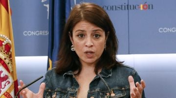 La portavoz del PSOE en el Congreso, Adriana Lastra, durante una rueda de prensa