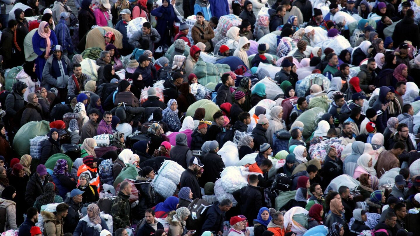 Unas 400 personas, la mayor&iacute;a de ellas mujeres, han protagonizado una avalancha en la frontera de Ceuta con Marruecos.