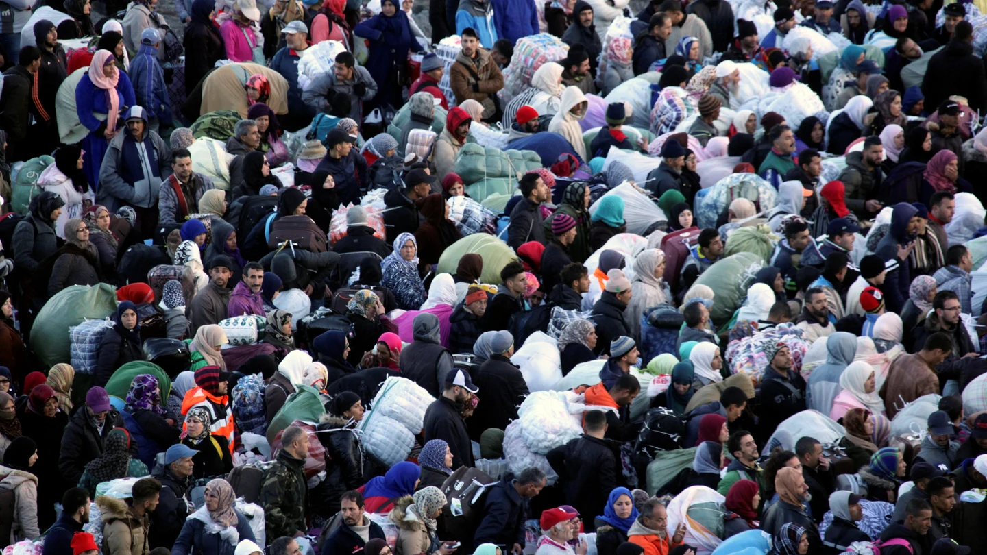 Unas 400 personas, la mayoría de ellas mujeres, han protagonizado una avalancha en la frontera de Ceuta con Marruecos. Unas 400 personas, la mayoría de ellas mujeres, han protagonizado una avalancha en la frontera de Ceuta con Marruecos.