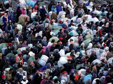 Unas 400 personas, la mayoría de ellas mujeres, han protagonizado una avalancha en la frontera de Ceuta con Marruecos. Unas 400 personas, la mayoría de ellas mujeres, han protagonizado una avalancha en la frontera de Ceuta con Marruecos.
