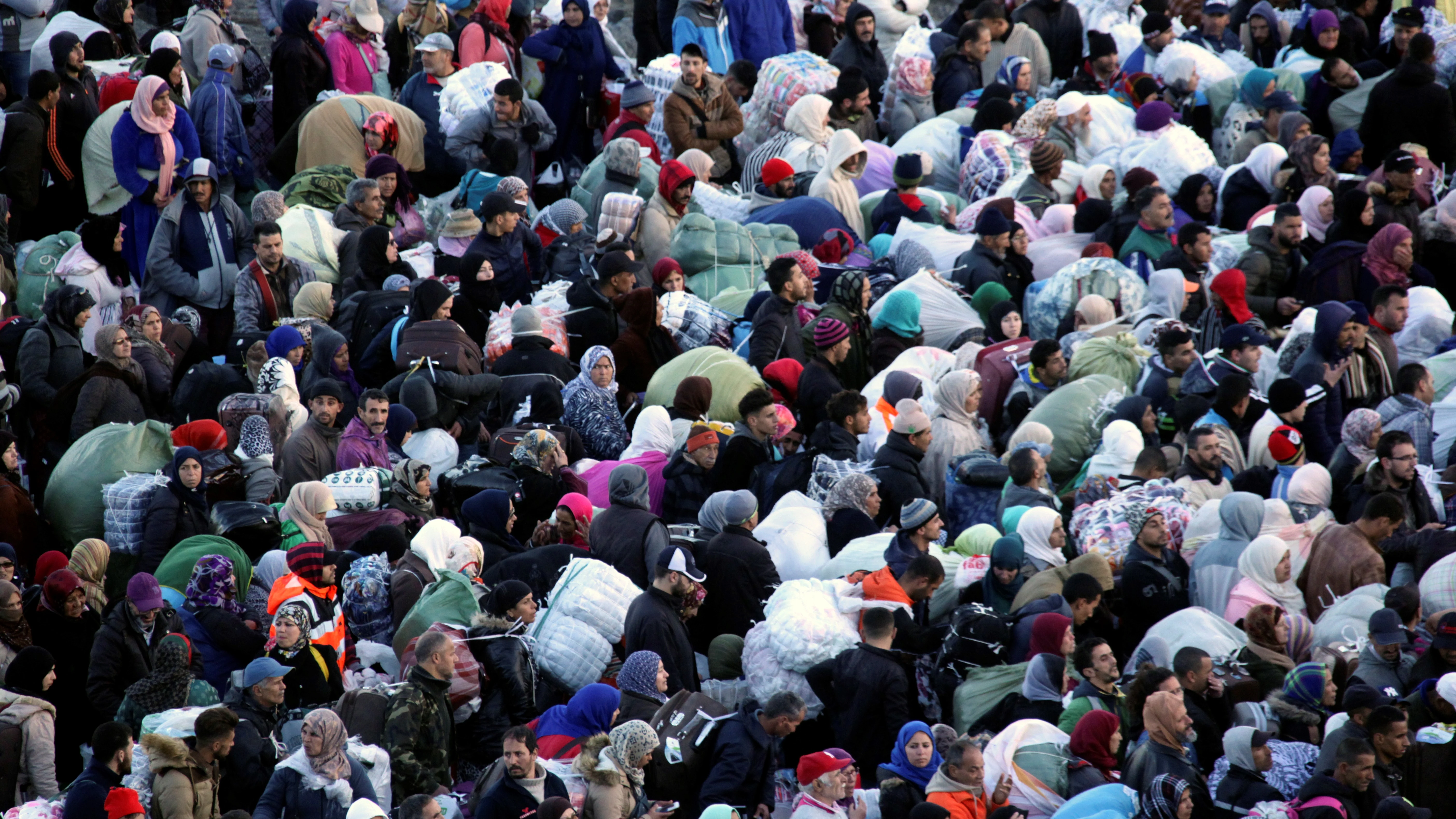 Unas 400 personas, la mayoría de ellas mujeres, han protagonizado una avalancha en la frontera de Ceuta con Marruecos.