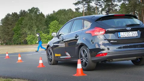 ¿Cómo usar los pedales de freno y embrague? Frenada de emergencia