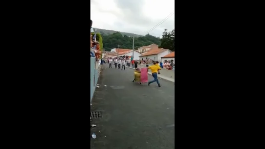Un hombre torea con su bebé en brazos y causa indignación en Portugal Un hombre torea con su bebé en brazos y causa indignación en Portugal