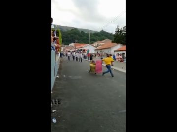 Un hombre torea con su bebé en brazos y causa indignación en Portugal Un hombre torea con su bebé en brazos y causa indignación en Portugal