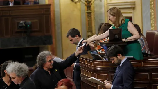 El portavoz de ERC, Joan Tardà le entrega su papeleta a la presidenta del Congreso de los Diputados, Ana Pastor El portavoz de ERC, Joan Tardà le entrega su papeleta a la presidenta del Congreso de los Diputados, Ana Pastor