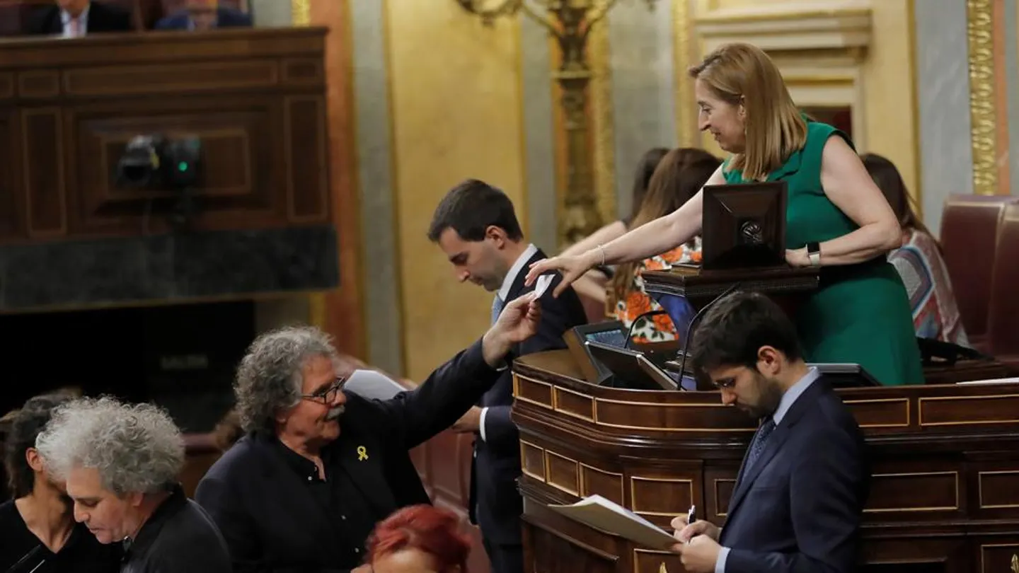 El portavoz de ERC, Joan Tardà le entrega su papeleta a la presidenta del Congreso de los Diputados, Ana Pastor El portavoz de ERC, Joan Tardà le entrega su papeleta a la presidenta del Congreso de los Diputados, Ana Pastor