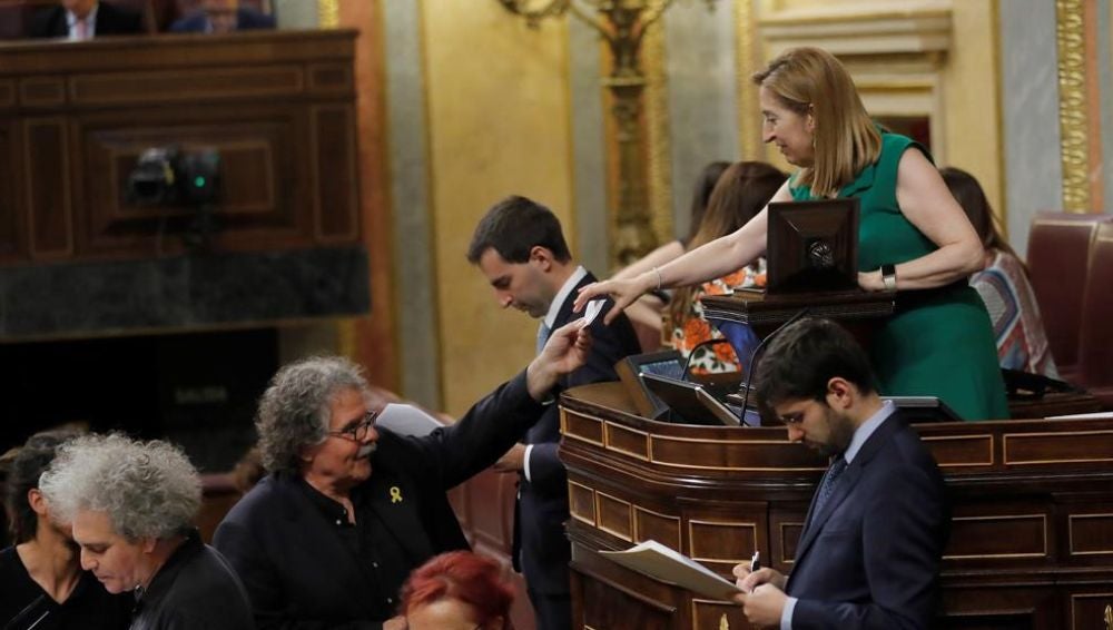 El portavoz de ERC, Joan Tardà le entrega su papeleta a la presidenta del Congreso de los Diputados, Ana Pastor 