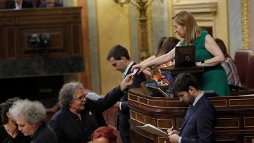 El portavoz de ERC, Joan Tardà le entrega su papeleta a la presidenta del Congreso de los Diputados, Ana Pastor 
