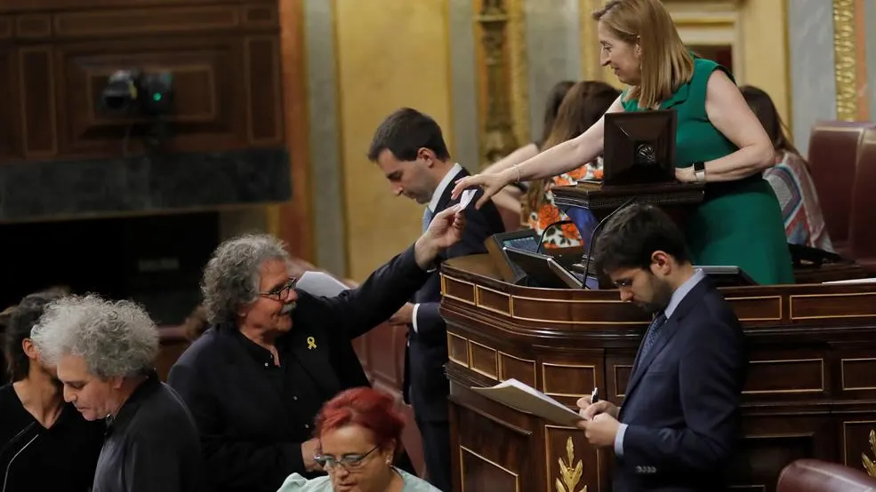 El portavoz de ERC, Joan Tardà le entrega su papeleta a la presidenta del Congreso de los Diputados, Ana Pastor 