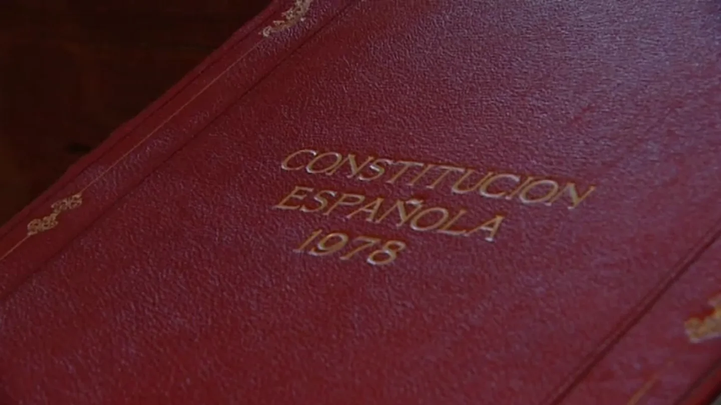 El Gobierno encarga a la RAE un estudio para adecuar la Constitución a un lenguaje no sexista El Gobierno encarga a la RAE un estudio para adecuar la Constitución a un lenguaje no sexista