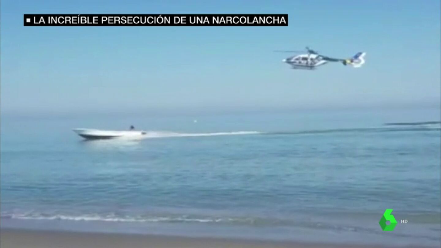 La espectacular persecuci&oacute;n de un helic&oacute;ptero de la Polic&iacute;a a una lancha que huy&oacute; hasta la playa de Sabinillas (M&aacute;laga)