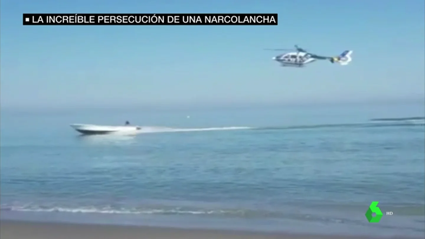 La espectacular persecución de un helicóptero de la Policía a una lancha que huyó hasta la playa de Sabinillas (Málaga) La espectacular persecución de un helicóptero de la Policía a una lancha que huyó hasta la playa de Sabinillas (Málaga)