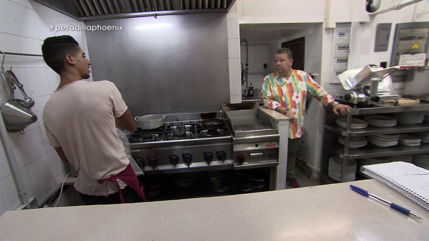 Alberto Chicote alucina con los m&eacute;todos del cocinero del 'Phoenix'