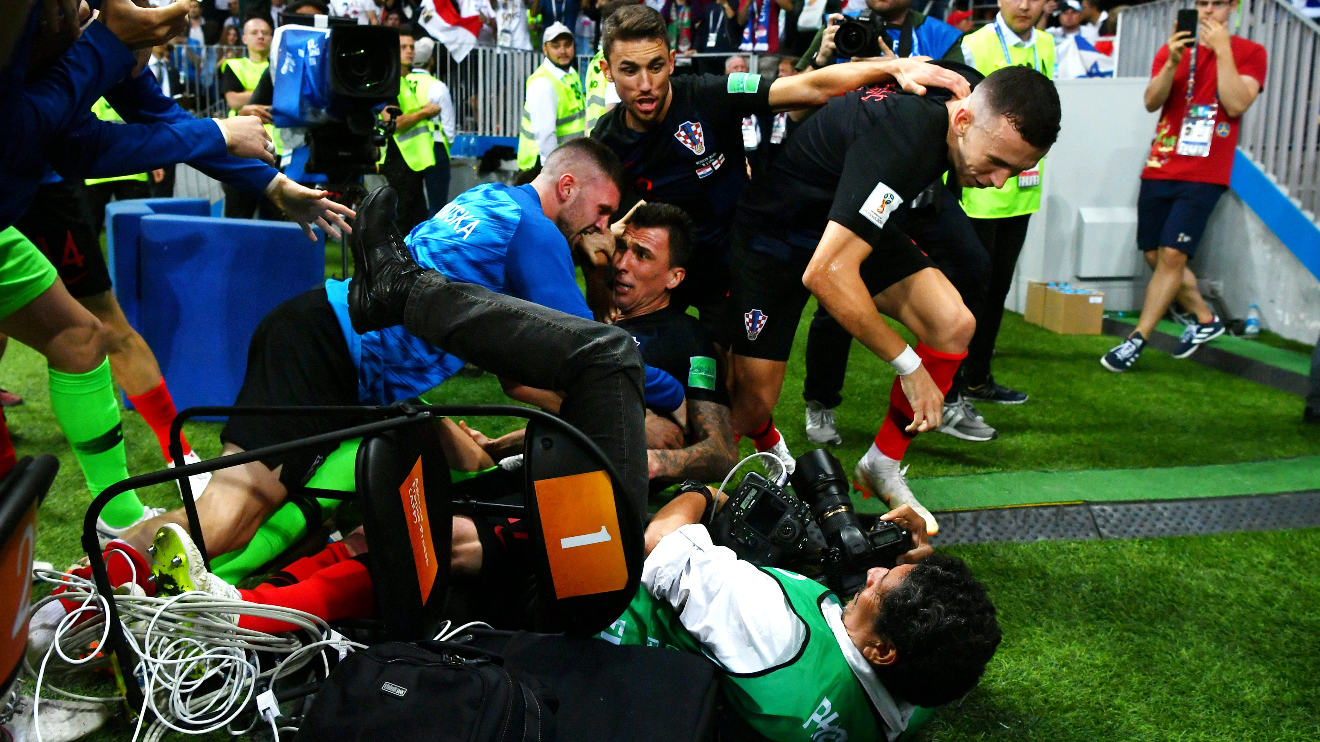 La locura en la celebración del gol de Mandzukic