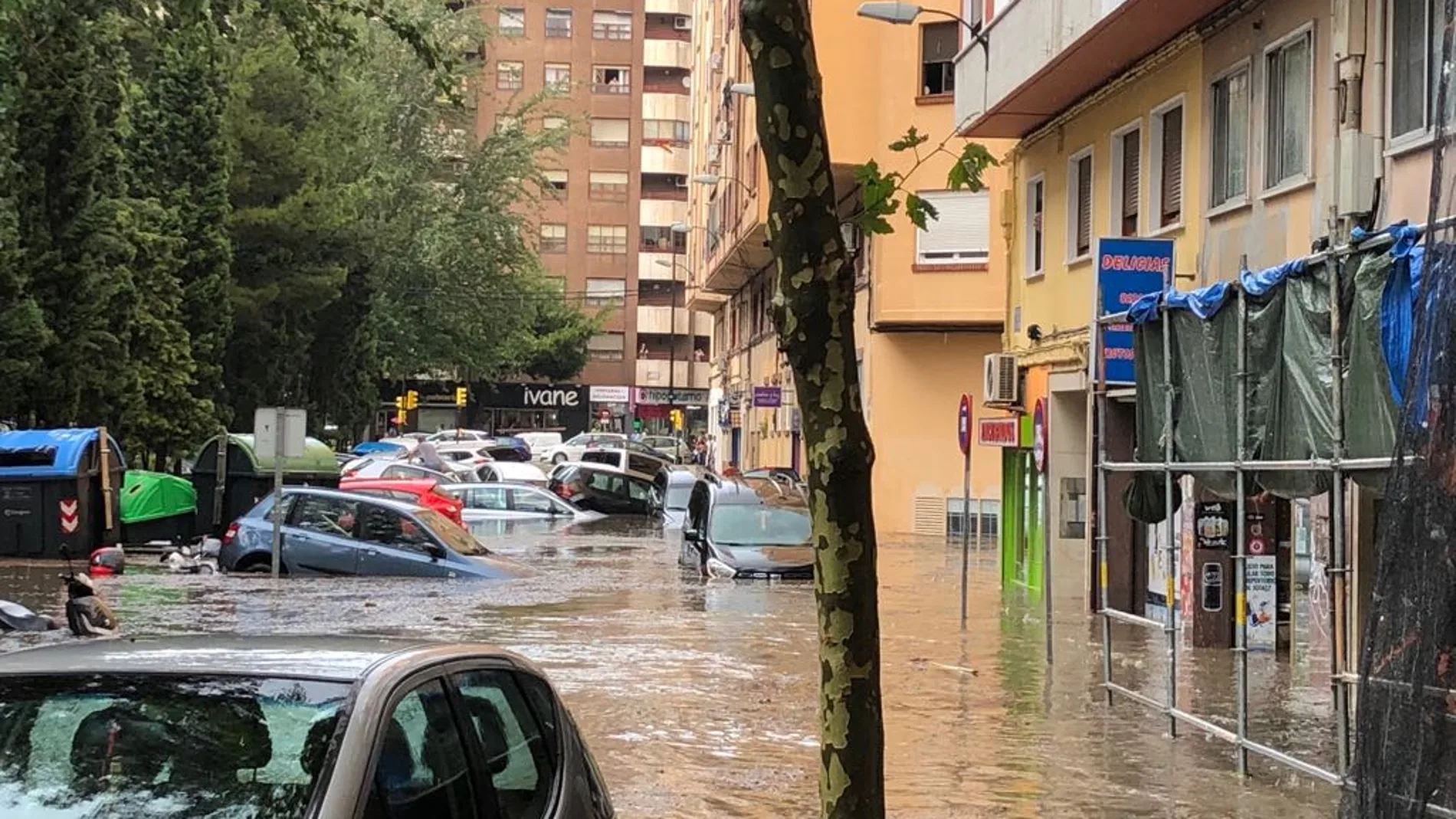 Coches atrapados en una tormenta en Zaragoza.