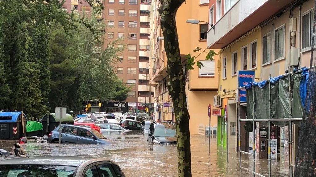 Coches atrapados en una tormenta en Zaragoza.