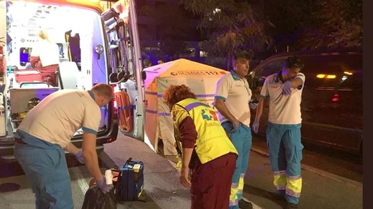 Servicios sanitarios del SUMMA, en el lugar en el joven de 21 años fue apuñalado por tres hombres Servicios sanitarios del SUMMA, en el lugar en el joven de 21 años fue apuñalado por tres hombres