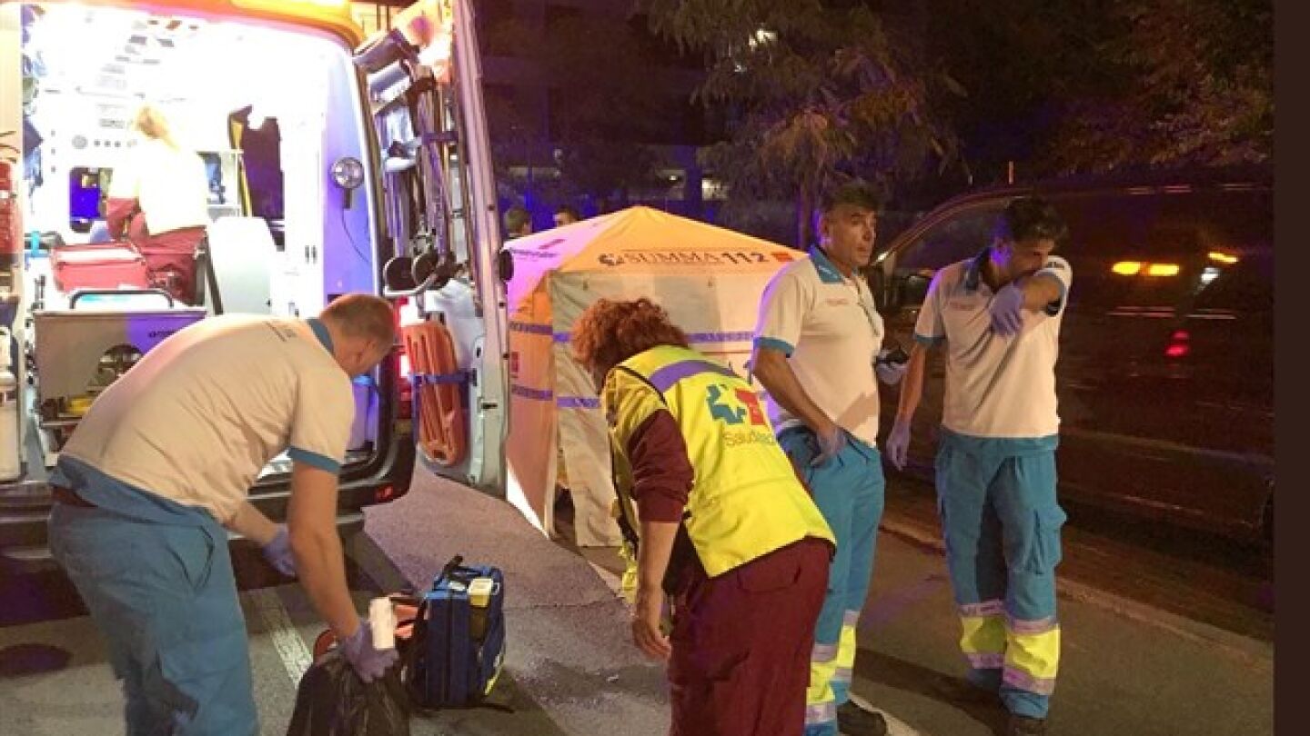 Servicios sanitarios del SUMMA, en el lugar en el joven de 21 a&ntilde;os fue apu&ntilde;alado por tres hombres