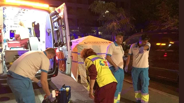 Servicios sanitarios del SUMMA, en el lugar en el joven de 21 años fue apuñalado por tres hombres