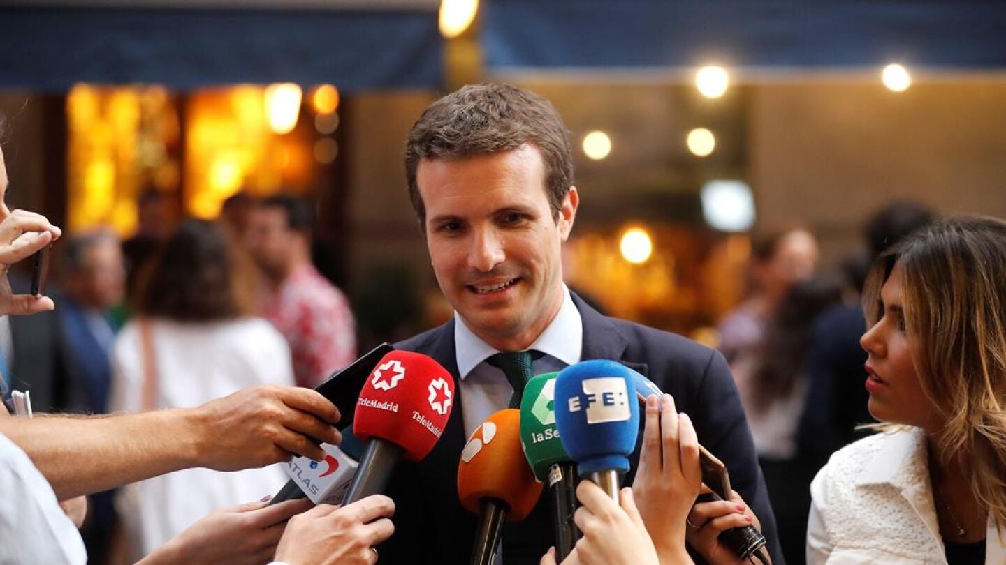 Pablo Casado hablando ante los medios