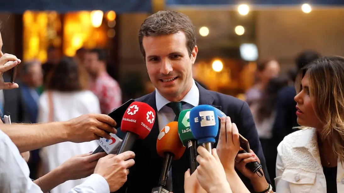 Pablo Casado hablando ante los medios