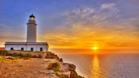 Faro de la Mola Las mejores puestas de sol del verano