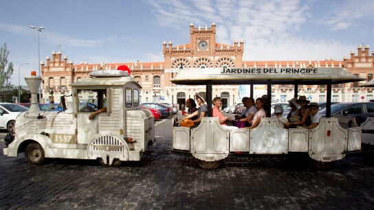 Grupo de turistas recorre la ciudad en un tren tur&iacute;stico 