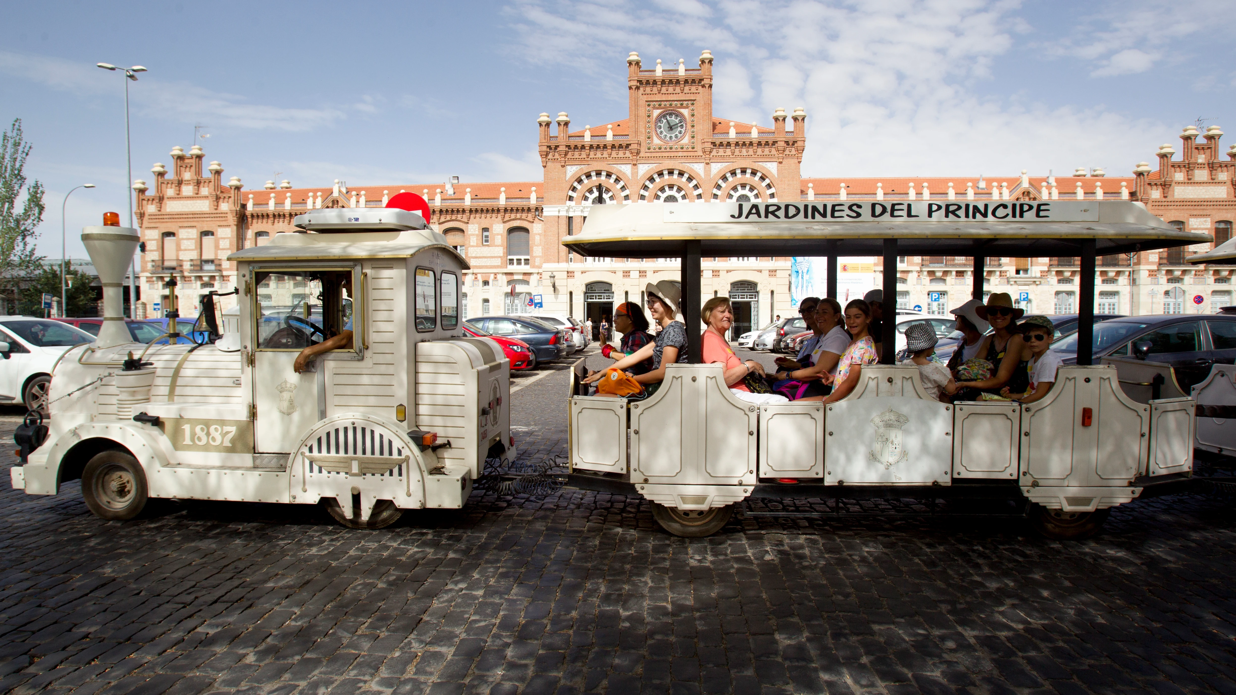 Grupo de turistas recorre la ciudad en un tren turístico 