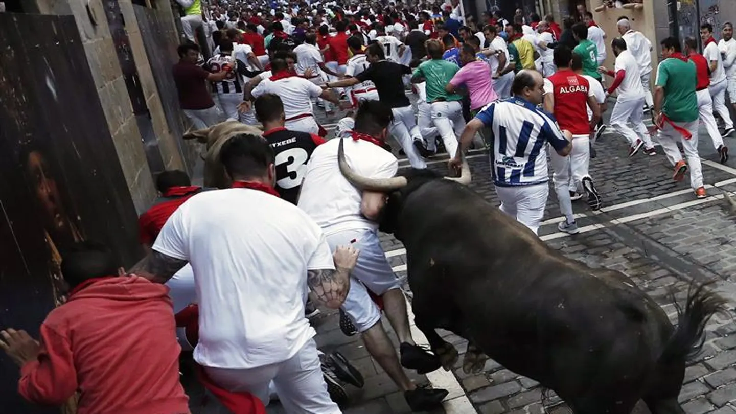 El quinto encierro de San Fermín 2018 Los toros de la ganadería gaditana de Núñez del Cuvillo enfilan junto a mansos y corredores la curva de Mercaderes con la calle Estafeta.
